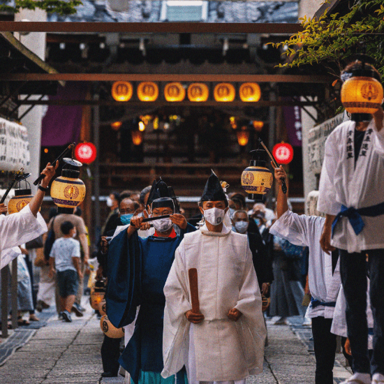 境内を整列して歩く石取祭の様子