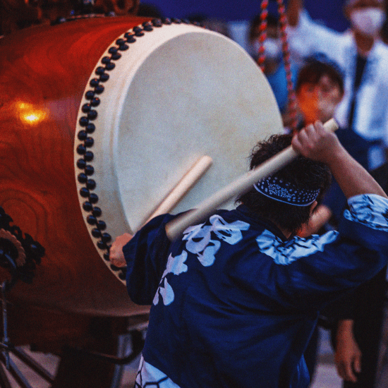 石取祭で太鼓をたたく男性
