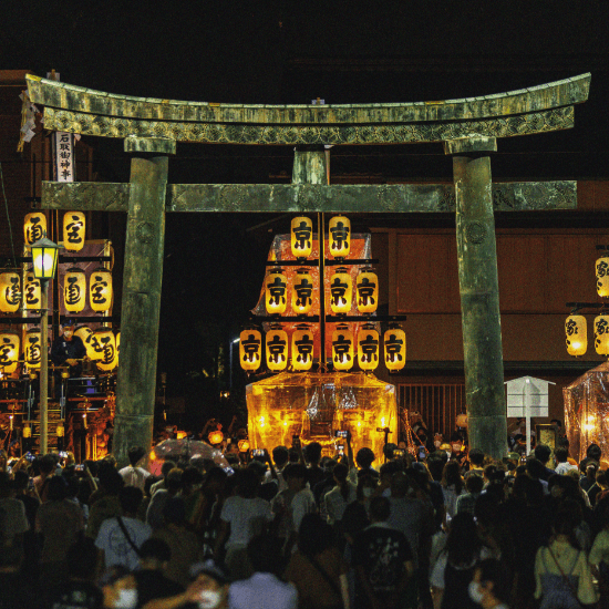 春日神社の前で整列する祭車