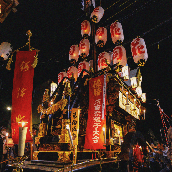 装飾が目立つ石取祭の祭車