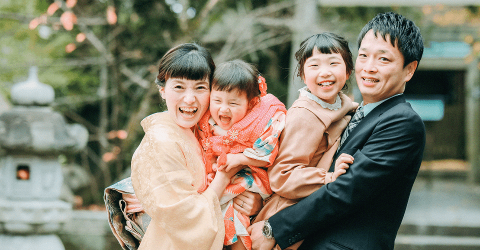 桑名宗社（春日神社）内で撮影された七五三詣の家族写真