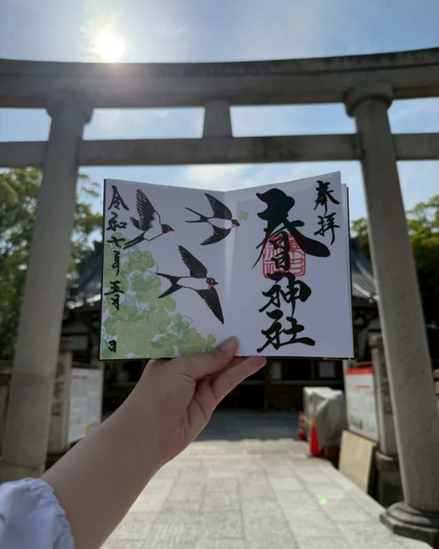 ⛩️
⛩春日神社✖️5月限定御朱印『燕とクローバー』🍀

春日神社インスタ映えプロジェクト第105弾🎉
#はんこやふくちゃん とのコラボご朱印です。

南国で冬を過ごした燕が渡って来る時期となりました。
昔より燕が巣を作る家は栄えるとされており、当時の人々はつばを歓迎していました。
四葉のクローバー🍀を加えた燕が幸せを運んでくれる御朱印となりました。

#はんこやふくちゃん のシンプルで繊細なデザインで、とても華やかで心躍る御朱印となりました。

頒布期間　5月1日（木）〜31日（土）
初穂料　　８００円
その他　　直接書き、書き置き、郵送　全て対応

#三重県 #桑名 #桑名宗社 #春日神社 #thekasuga #カスガ #石取祭 #ユネスコ無形文化遺産 #日本一やかましい #御朱印 #特別御朱印 #限定御朱印 #御朱印好きとつながりたい #伊勢神宮 #長島スパーランド #名古屋 #アート御朱印 #カラフル御朱印 #はんこやふくちゃん #燕 #ツバメ #四葉のクローバー